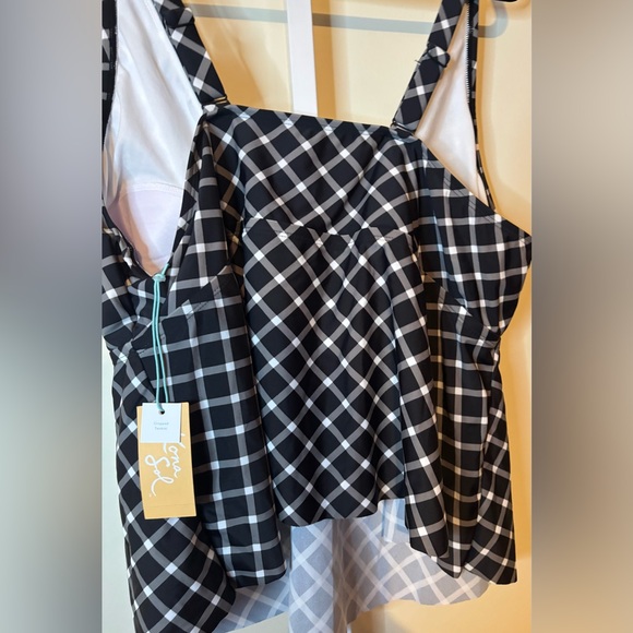 Stylish Black and White Checkered Women's Cropped Tankini-size 3X - Picture 3 of 7